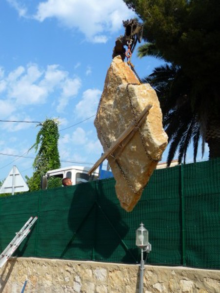 Pierres plates pour la création d' un mur sur ollioules en région PACA